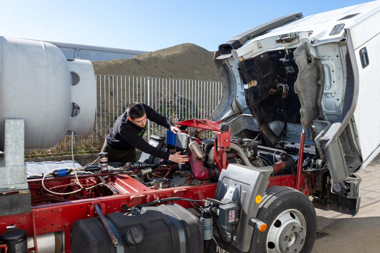 L 'etere dimetilico valida alternativa ecologica al gasolio © ANSA/Ecomotive Solutions
