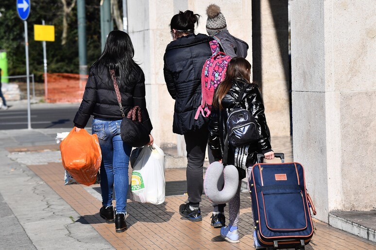 Ucraina, arrivato un pullman con 50 profughi donne bambini cane e gatto - RIPRODUZIONE RISERVATA