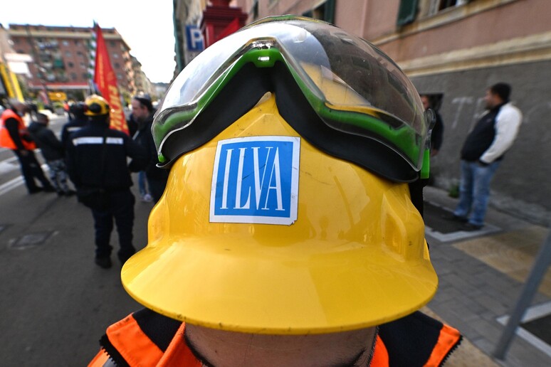 Una manifestazione di operai dell 'ex Ilva in una foto d 'archivio - RIPRODUZIONE RISERVATA
