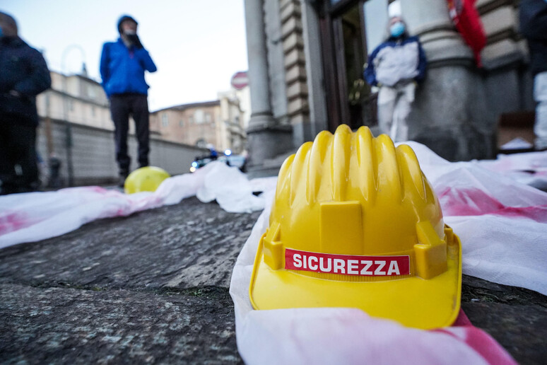 OPERAIO CADE DA UN PONTEGGIO A FERRARA E MUORE - RIPRODUZIONE RISERVATA