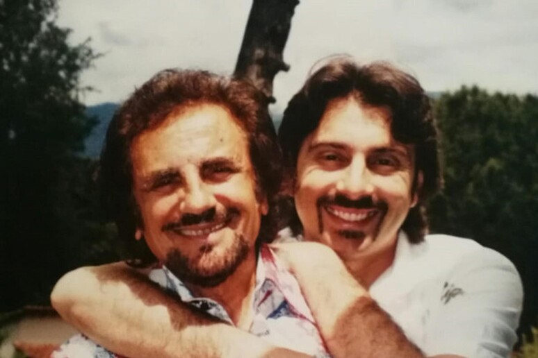 Tony Santagata con il figlio Francesco Saverio - RIPRODUZIONE RISERVATA