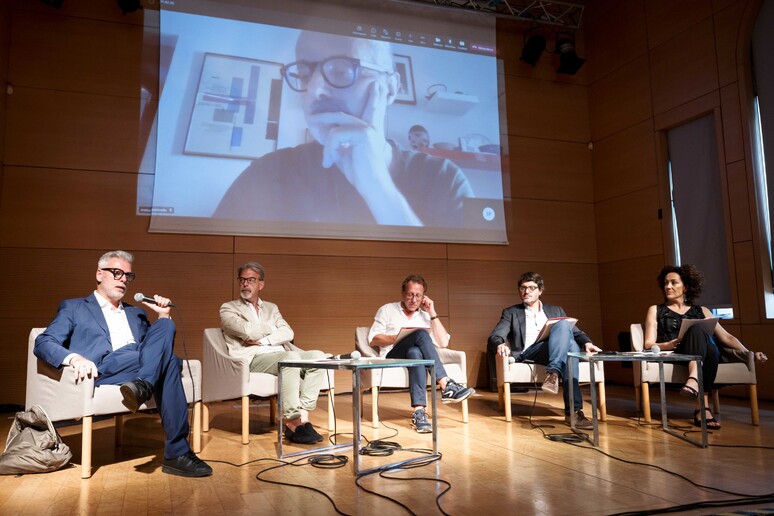 - RIPRODUZIONE RISERVATA