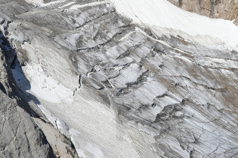 Una veduta aerea ripresa da un elicottero del ghiacciaio della Marmolada - RIPRODUZIONE RISERVATA