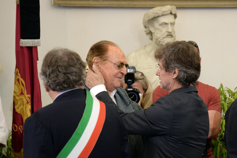 Renzo Arbore  e Alberto Angela alla camera ardente  allestita in Campidoglio a Roma - RIPRODUZIONE RISERVATA