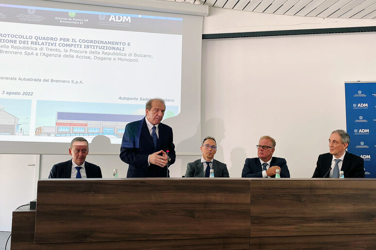 - RIPRODUZIONE RISERVATA