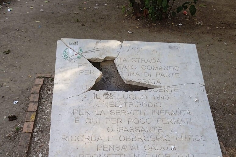 - RIPRODUZIONE RISERVATA