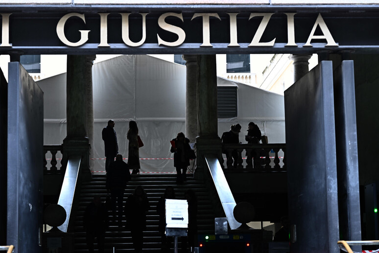- RIPRODUZIONE RISERVATA