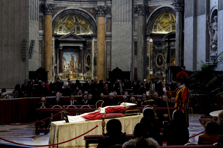 Il feretro di Benedetto XVI - RIPRODUZIONE RISERVATA