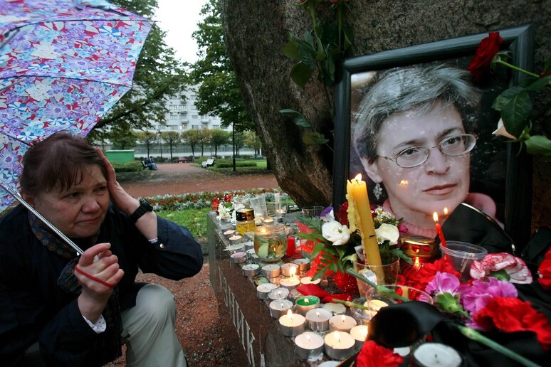 Il dolore di una donna per la morte della giornalista  Anna Politkovskaya - RIPRODUZIONE RISERVATA