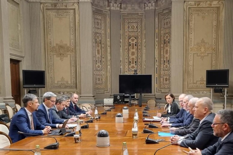 -     RIPRODUZIONE RISERVATA