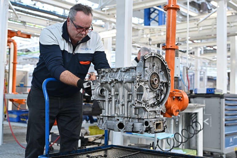 -     RIPRODUZIONE RISERVATA