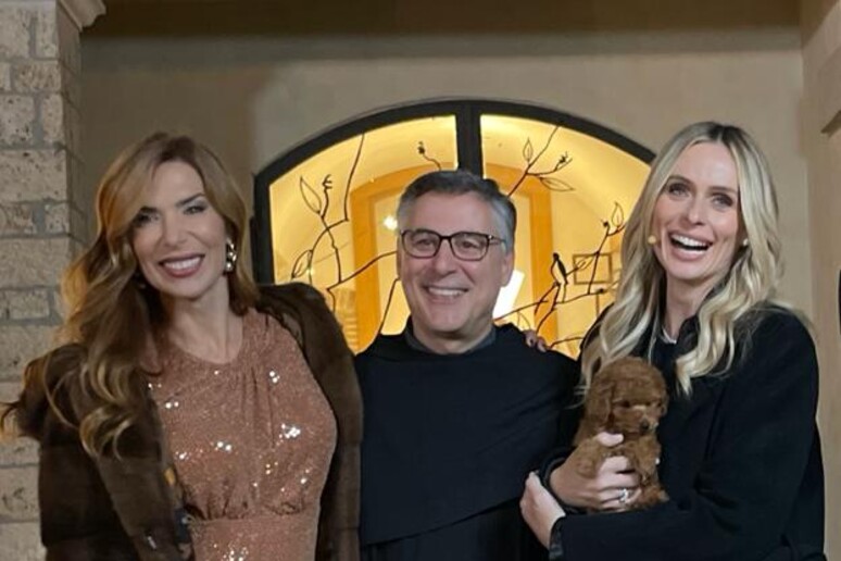 Note di Natale, padre Fortunato con Serena Autieri e Veronica Maya -     RIPRODUZIONE RISERVATA