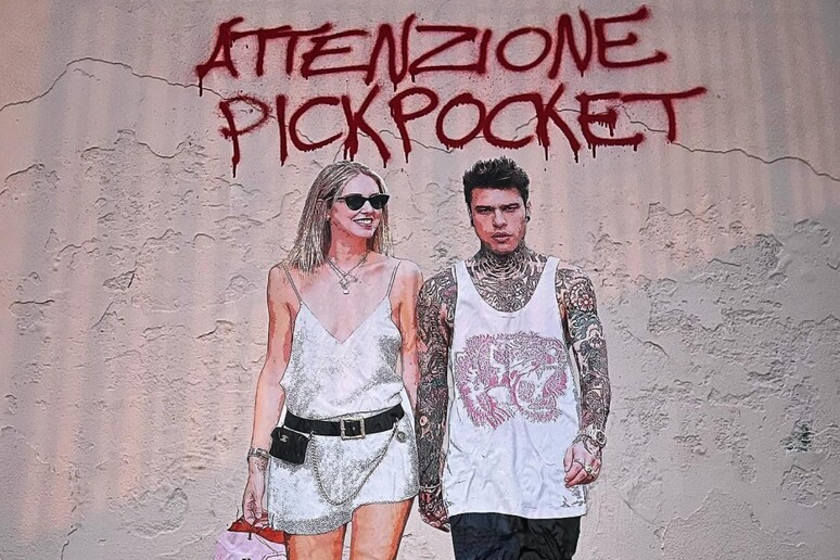 Fedez e Chiara Ferragni in un murale di EvyRein a Padova -     RIPRODUZIONE RISERVATA