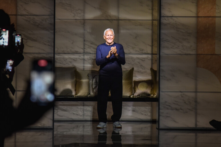 Sfilata di Giorgio Armani in via Borgonuovo per la Milano Fashion Week - RIPRODUZIONE RISERVATA