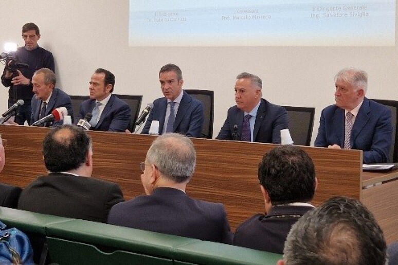 - RIPRODUZIONE RISERVATA