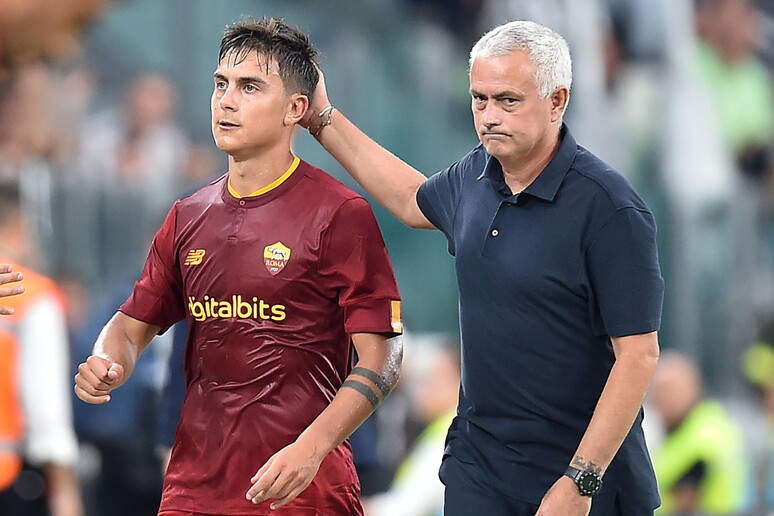 Paulo Dybala e Josè Mourinho - RIPRODUZIONE RISERVATA