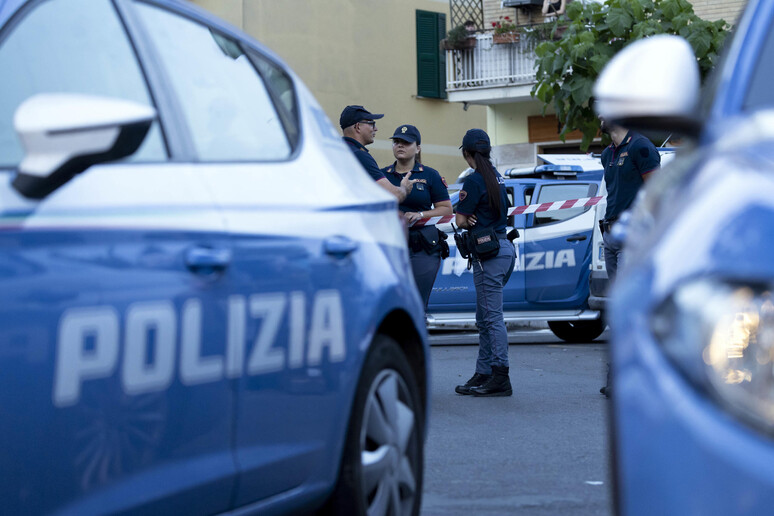La Polizia nel luogo dove è stato ritrovato il corpo della 17enne - RIPRODUZIONE RISERVATA