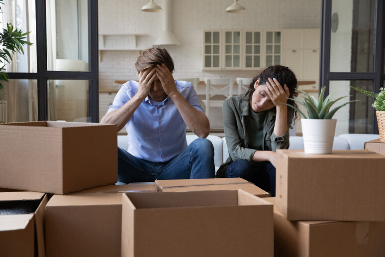 Una coppia esausta con gli scatoloni del trasloco foto iStock. - RIPRODUZIONE RISERVATA