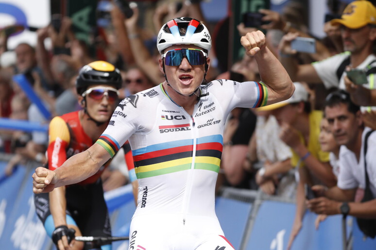 Remco Evenepoel esulta sul traguardo della Clasica de San Sebastian © ANSA/EPA