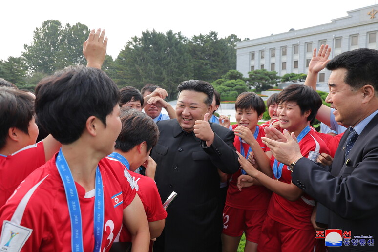 Kim Jong Un con le giocatrici U-20 © ANSA/EPA