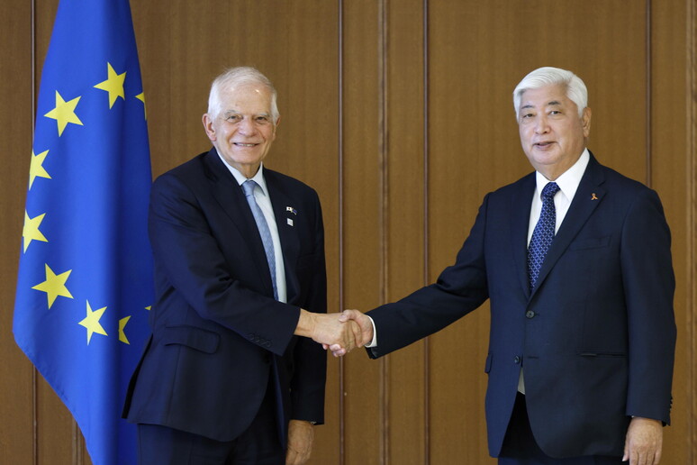 Josep Borrell con Takeshi Iwaya © ANSA/EPA