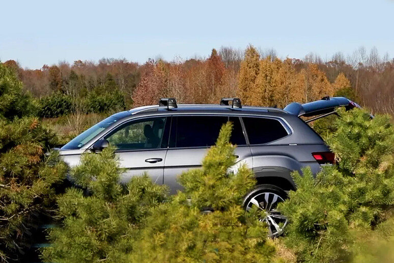 Albero di Natale, come trasportarlo in auto senza stress © ANSA/Volkswagen