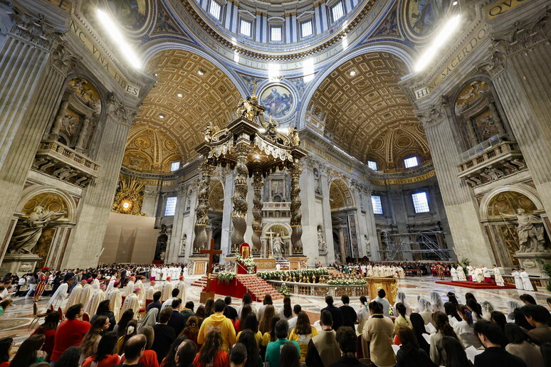 Entra a San Pietro e danneggia sei candelabri, bloccato - RIPRODUZIONE RISERVATA