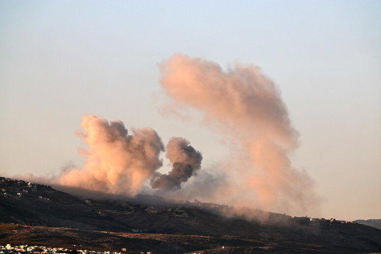 Smoke rises as a result of an Israeli airstrike on the southern Lebanese town of Al Khiam © ANSA/EPA