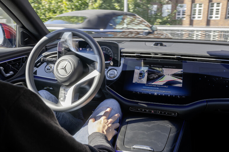 Mercedes migliora l 'Active Parking Assist con Parktronic - RIPRODUZIONE RISERVATA