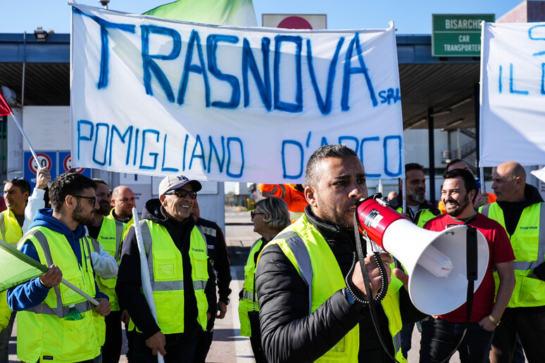 Stellantis: protesta lavoratori Trasnova a Pomigliano - RIPRODUZIONE RISERVATA