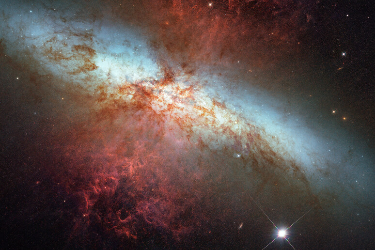 La supernova SN 2014J nella galassia M82 distante 11,3 milioni di anni luce, fotografata dal telescopio spaziale Hubble (fonte: NASA, ESA, A. Goobar/Stockholm University, Hubble Heritage Team/STScI/AURA da Flickr CC BY 2.0) - RIPRODUZIONE RISERVATA