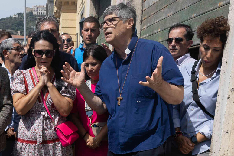 Don Patriciello, "impensabile sgomberare 400 persone" -     RIPRODUZIONE RISERVATA