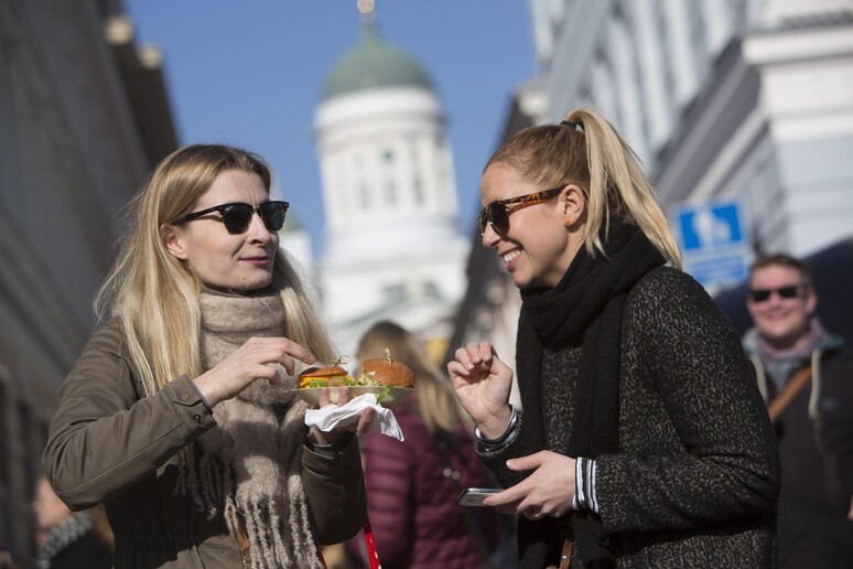 Due giovani donne a un festival di street food nel centro di Helsinki © ANSA/A