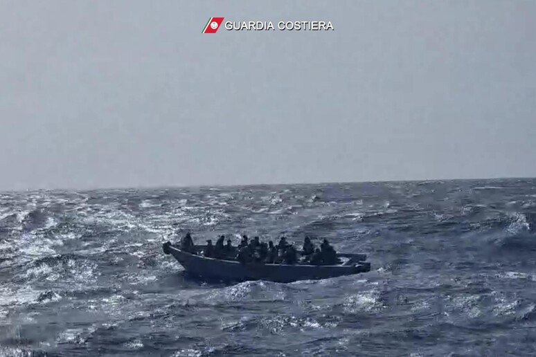 Un 'imbarcazione di migranti a Lampedusa (foto d 'archivio) - RIPRODUZIONE RISERVATA