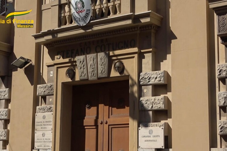 - RIPRODUZIONE RISERVATA