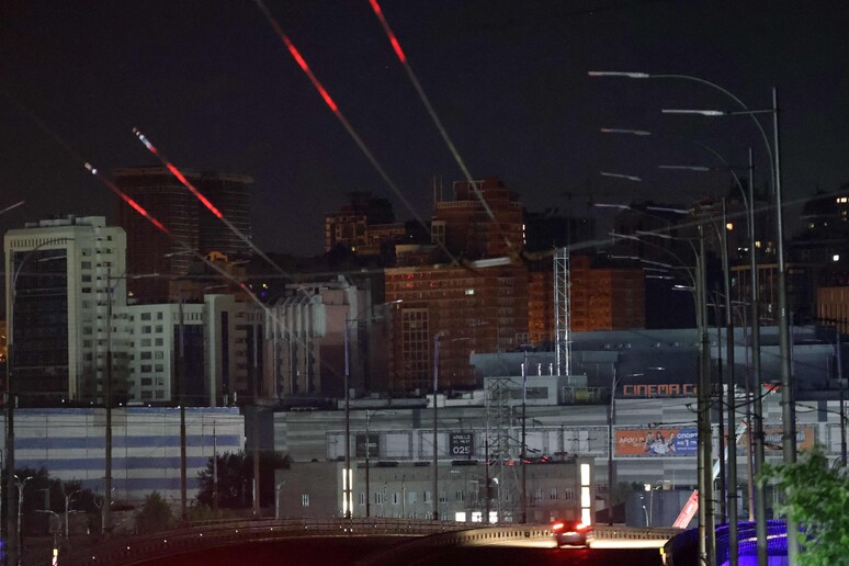 Blackout per le centrali elettriche sotto attacco russo © ANSA/AFP