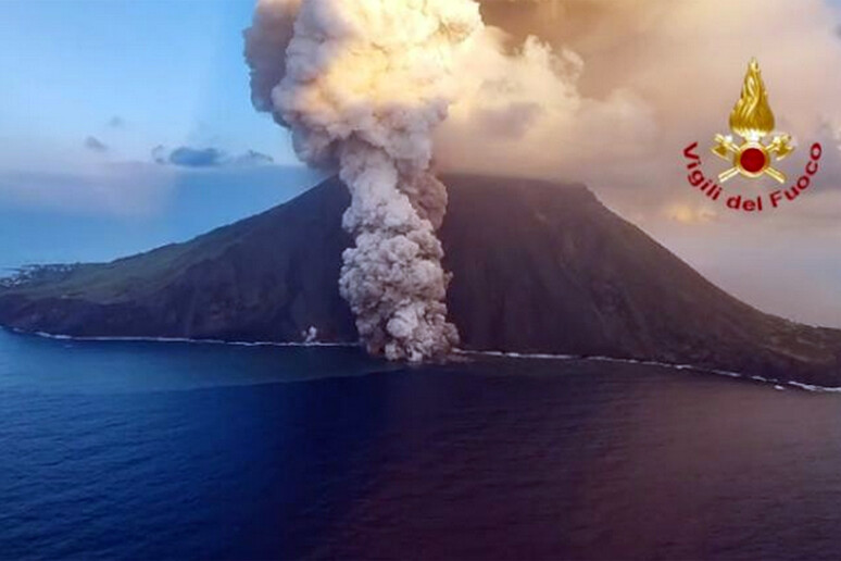 Immagini dall 'elicottero dei vigili del fuoco su Stromboli - RIPRODUZIONE RISERVATA