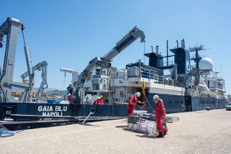 Le operazioni di carico dei rifornimenri sulla nave Gaia Blu (fonte: CNR) - RIPRODUZIONE RISERVATA