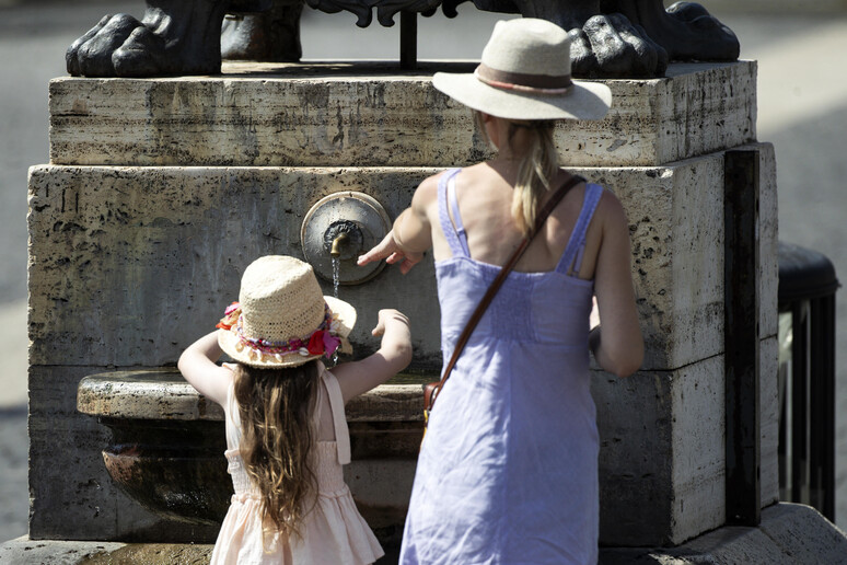 Roma: turisti si riparano dal caldo a Ferragosto - RIPRODUZIONE RISERVATA
