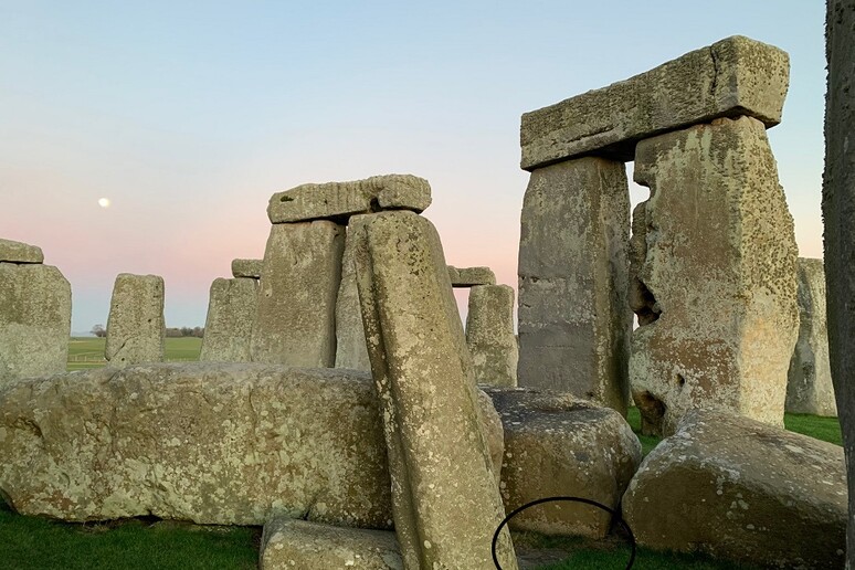 La Pietra dell 'Altare al centro del cerchio di Stonehenge (fonte: English Heritage) - RIPRODUZIONE RISERVATA