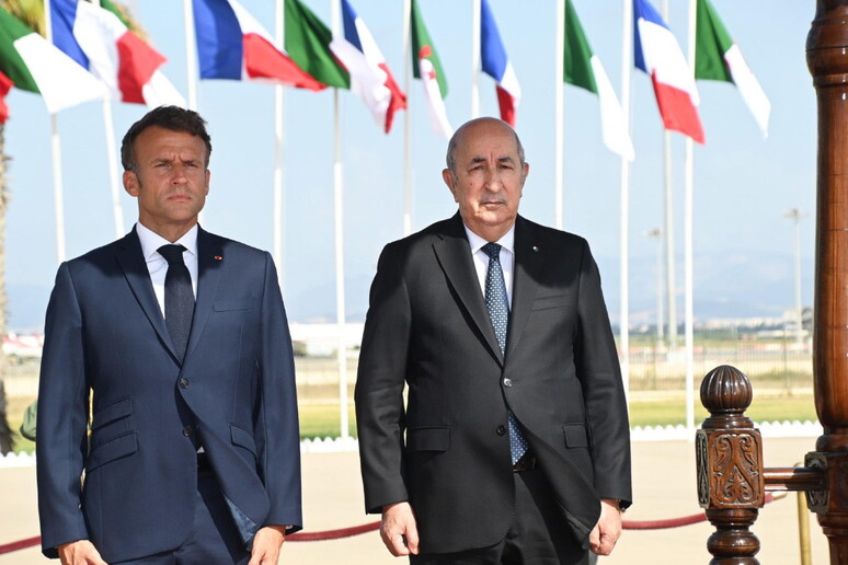 Macron e il presidente Tebboune durante la visita del presidente francese ad Algeri nel 2022 - RIPRODUZIONE RISERVATA