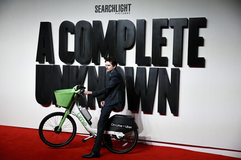 Timothee Chalamet sul red carpet di  'A Complet Unknown ' su una bici © ANSA/AFP