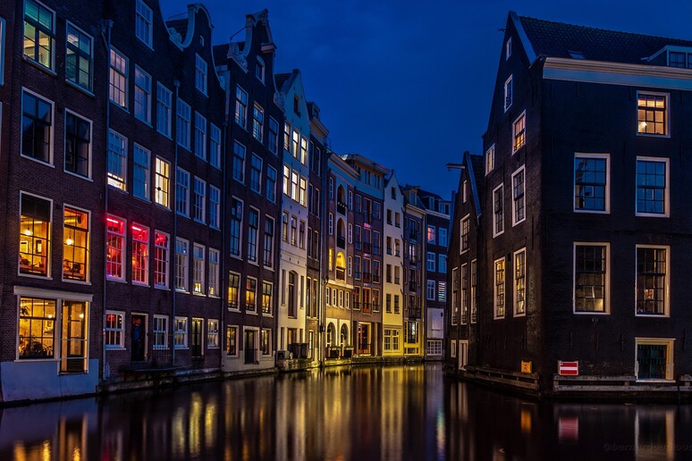 Uno scorcio di Amsterdam di notte (fonte; Bernardo Ferreria da Pixabay) - RIPRODUZIONE RISERVATA