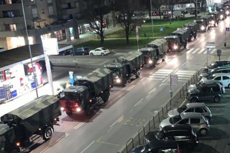 La colonna di camion militari carichi di bare lascia Bergamo, 18 marzo 2020 - RIPRODUZIONE RISERVATA