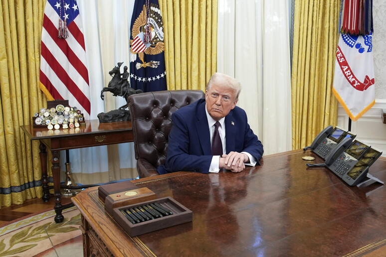 President Trump signs executive order in Oval Office © ANSA/EPA