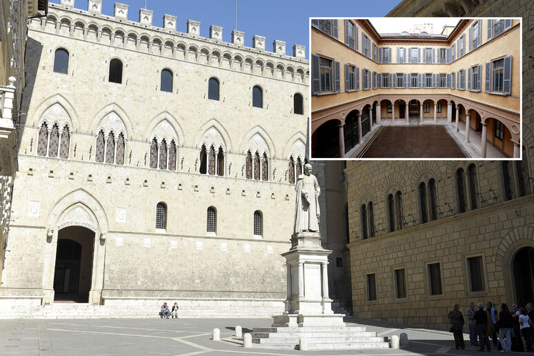 Una veduta di Palazzo Salimbeni, sede del Monte dei Paschi, ed in alto a destra la sede di Mediobanc - RIPRODUZIONE RISERVATA