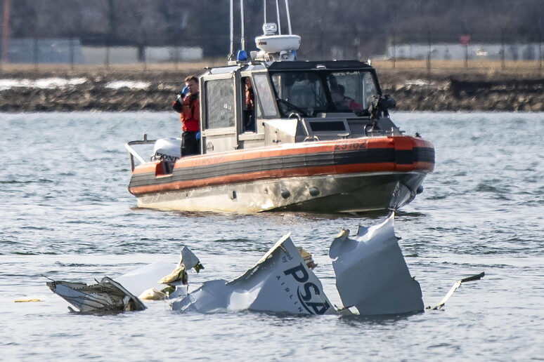 Rottami della collisione tra un aereo e un elicottero militare a Washington, nel fiume Potomac © ANSA/EPA