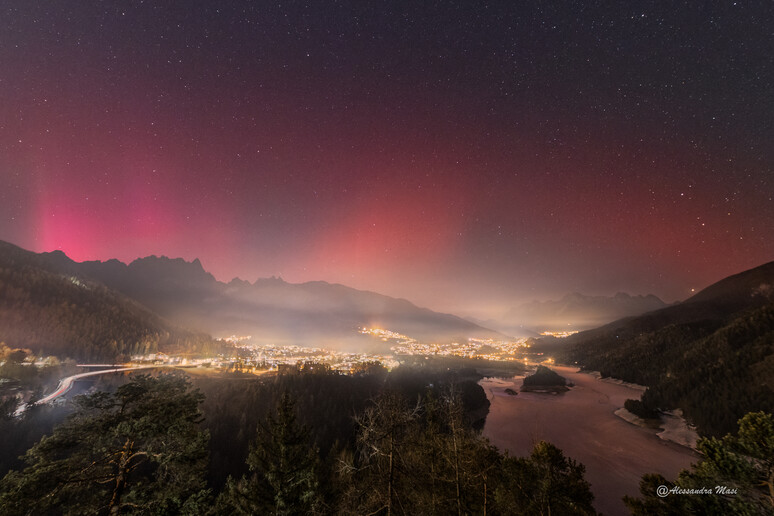 L 'aurora boreale e il Sar su Pieve di Cadore fotografati da Alessandra Masi, foto del giorno della Nasa (fonte: Alessandra Masi) - RIPRODUZIONE RISERVATA