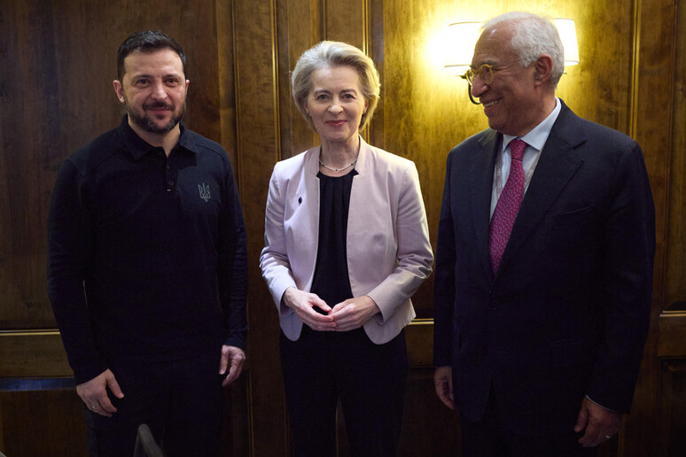 Von der Leyen e Costa il 24 febbraio a Kiev: "L 'Ucraina eroica" © ANSA/AFP