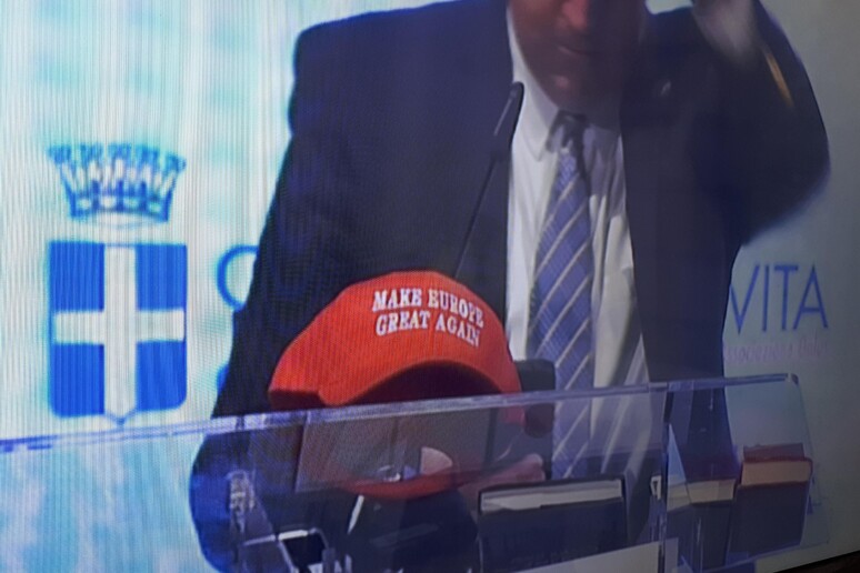 Un berretto con la scritta "Make Europe Great Again" - RIPRODUZIONE RISERVATA